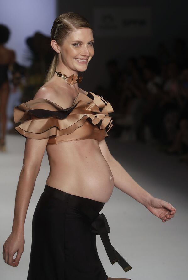 Người mẫu mang thai người Brazil Ana Claudia Michels trình bày bộ sưu tập Agua de Coco tại Tuần lễ thời trang ở Sao Paulo, Brazil - Sputnik Việt Nam