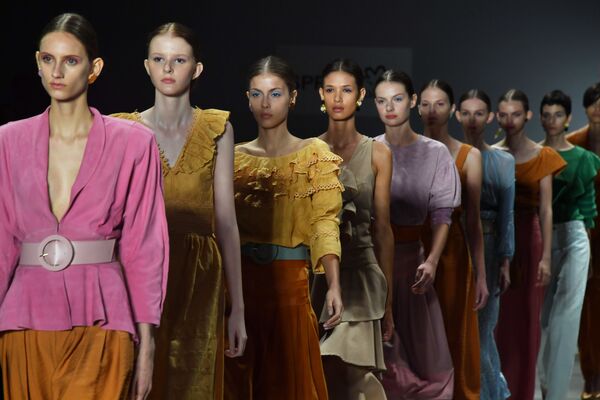 Người mẫu đại diện cho bộ sưu tập của Lilly Sarti trong Tuần lễ thời trang ở Sao Paulo, Brazil - Sputnik Việt Nam