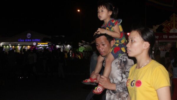 Rất nhiều bậc cha mẹ chọn giải pháp kiệu con trên vai để tránh tình trạng xô đẩy lúc đông người khi vào trung tâm Đền Hùng đêm trước ngày hội chính - Sputnik Việt Nam