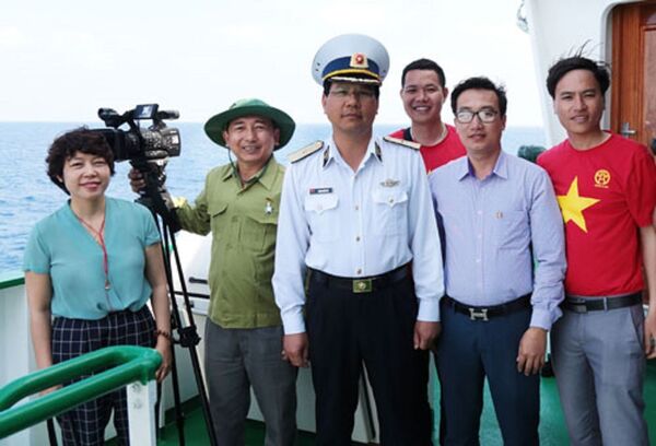 Chuẩn đô đốc Hoàng Hồng Hà, Phó Tư lệnh quân chủng Hải quân với phóng viên báo chí Hà Nội trong chuyến công tác Trường Sa Chuẩn đô đốc Hoàng Hồng Hà, Phó Tư lệnh quân chủng Hải quân với phóng viên báo chí Hà Nội trong chuyến công tác Trường Sa - Sputnik Việt Nam