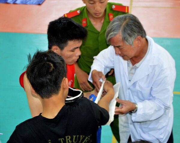 VĐV trẻ Võ Thành Đạt bị gãy tay ở giải đấu VĐV trẻ Võ Thành Đạt bị gãy tay ở giải đấu - Sputnik Việt Nam