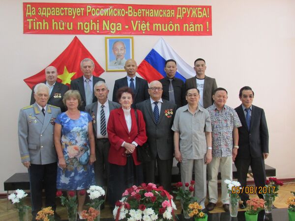 Các cựu chiến binh Ekaterinburg từng phục vụ tại Việt Nam sang thăm lại các bạn chiến đấu cũ ở Việt Nam. Các cựu chiến binh Ekaterinburg từng phục vụ tại Việt Nam sang thăm lại các bạn chiến đấu cũ ở Việt Nam. - Sputnik Việt Nam