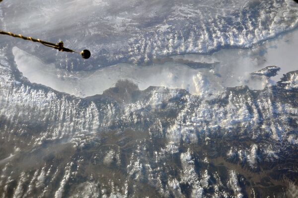 Ảnh chụp hồ Baikal vào mùa xuân, được thực hiện từ trạm vũ trụ quốc tế ISS bởi nhà du hành vũ trụ Nga Anton Shkaplerov - Sputnik Việt Nam