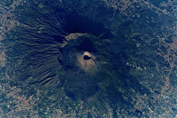 Hình ảnh Núi Vesuvius do nhà du hành vũ trụ Nga Anton Shkaplerov chụp từ trạm ISS - Sputnik Việt Nam