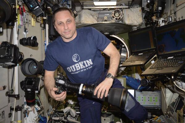 Phi hành gia Anton Shkaplerov với chiếc máy ảnh trên boong tàu ISS - Sputnik Việt Nam