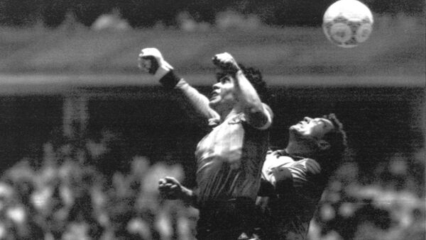 Năm 1986, tại World Cup ở Mexico ở phút thứ 51 của trận đấu với đội tuyển Anh, Maradona đã ghi bàn thắng nổi tiếng nhất của nền bóng đá được nhân loại gọi tên 'Bàn tay của Chúa'. - Sputnik Việt Nam