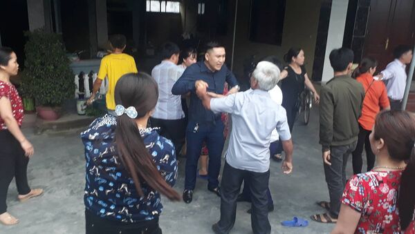 Cả xóm náo động do một cô vợ theo ‘Hội Thánh Đức Chúa Trời’ - Sputnik Việt Nam