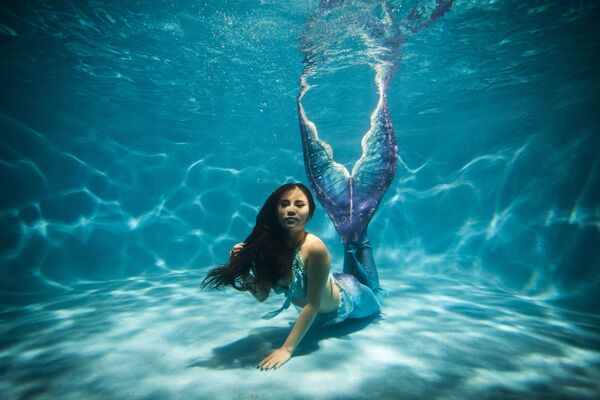 “Nàng tiên cá” xuất hiện trong một bể bơi ở tây-nam thành phố Trùng Khánh, Trung Quốc - Sputnik Việt Nam