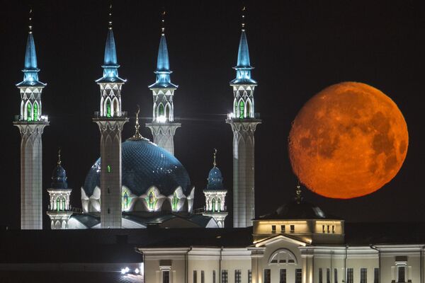 Trăng rằm  trên tòa thành Kremlin Kazan và nhà thờ Hồi giáo Kul-Sharif - Sputnik Việt Nam