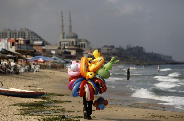 Thương nhân Palestine bán phao cứu sinh trên bãi biển thành phố Gaza - Sputnik Việt Nam