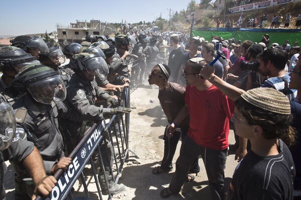 Dân Israel phản đối việc di dời  nhà cửa trong khu định cư Do Thái ở Bờ Tây Beit El tại  Ramallah - Sputnik Việt Nam