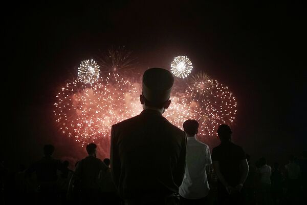 Một binh sĩ Bắc Triều Tiên xem pháo hoa trong lễ hội kỷ niệm 62  năm ký Hiệp định đình chiến kết thúc  chiến tranh Triều Tiên - Sputnik Việt Nam
