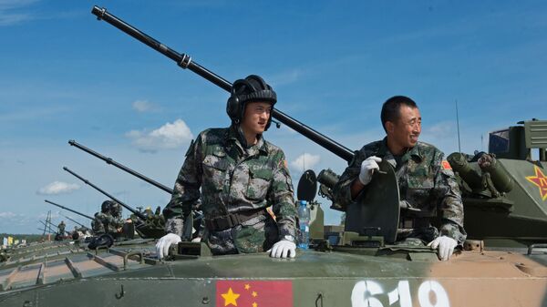 Военнослужащие вооруженных сил Китая на полигоне в Алабино Московской области, где проходят тренировочные заезды в рамках Армейских международных Игр-2015 - Sputnik Việt Nam