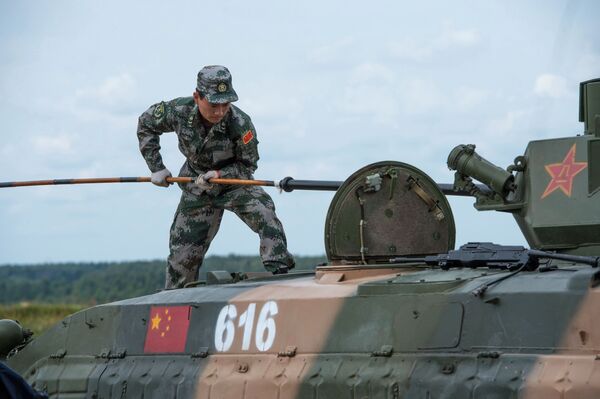 Quy định của Cuộc thi Quân sự cho phéo những người tham gia sử dụng thiết bị và vũ khí tự mang theo. - Sputnik Việt Nam