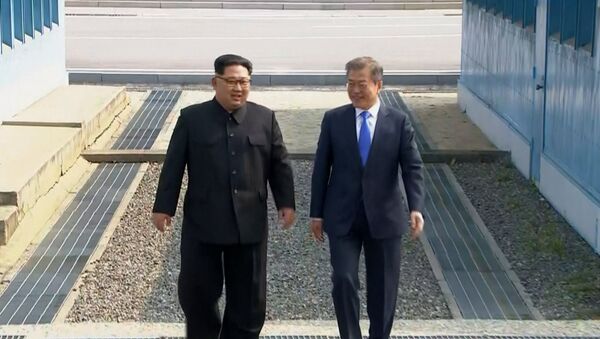 In this image taken from video provided by Korea Broadcasting System (KBS) Friday, April 27, 2018, North Korean leader Kim Jong Un, left, and South Korean President Moon Jae-in walk together as Kim crossed the border into South Korea for their historic face-to-face talks, in Panmunjom. - Sputnik Việt Nam