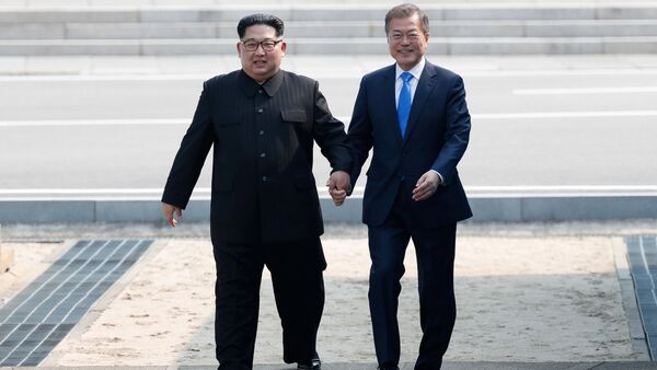 South Korean President Moon Jae-in and North Korean leader Kim Jong Un attend a welcoming ceremony in the truce village of Panmunjom inside the demilitarized zone separating the two Koreas, South Korea, April 27, 2018. - Sputnik Việt Nam