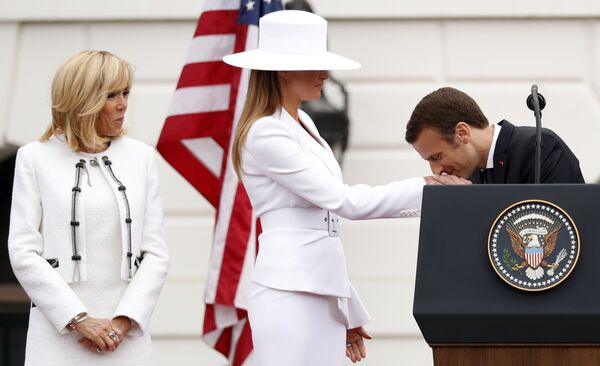 Tổng thống Pháp Emmanuel Macron hôn tay bà Melania Trump trong chuyến thăm Washington, DC, Hoa Kỳ - Sputnik Việt Nam