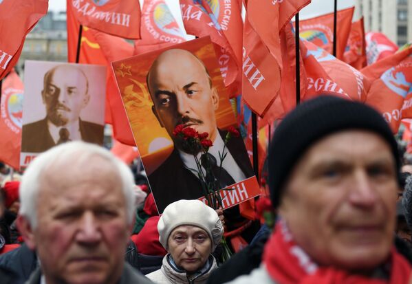 Những người tham gia diễu hành đặt hoa tại Lăng Lenin trên Quảng trường Đỏ nhân dịp kỷ niệm sinh nhật V.I. Lenin - Sputnik Việt Nam