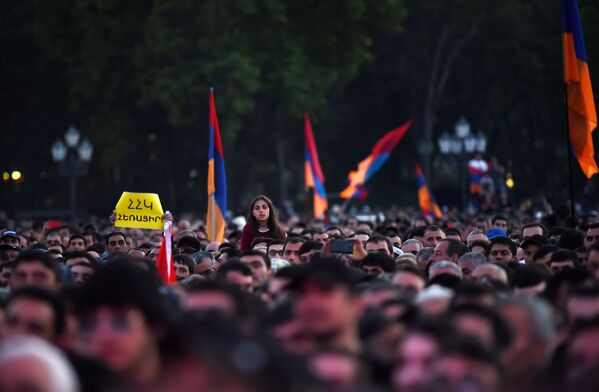 Những người ủng hộ phe đối lập trong cuộc biểu tình tại Quảng trường Cộng hòa ở Erevan - Sputnik Việt Nam