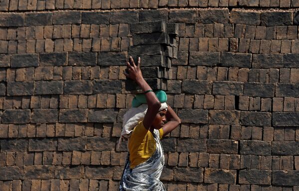 Người thợ đội gạch ở Mumbai, Ấn Độ. - Sputnik Việt Nam