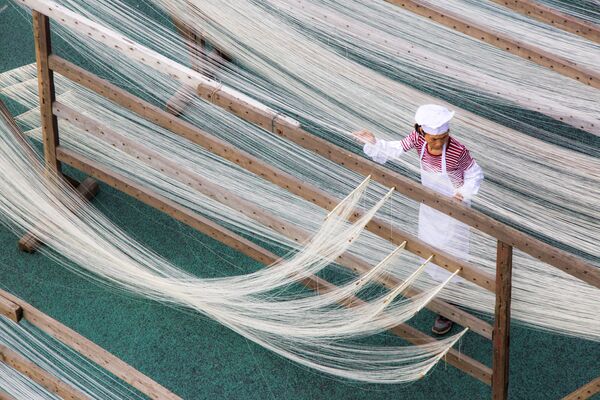 Sản xuất truyền thống - làm mì bằng tay ở Trung Quốc - Sputnik Việt Nam
