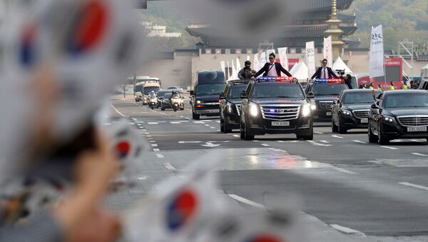 Mọi người vẫy chào đoàn xe của Tổng thống Hàn Quốc Moon Jae-in đang trên đường tới gặp Lãnh tụ CHDCND Triều Tiên Kim Jong-un để thực hiện Hội nghị Thượng đỉnh liên Triều. - Sputnik Việt Nam