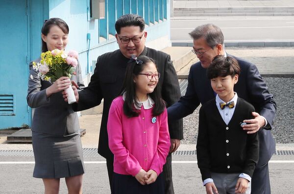 Kim Jong-un cùng em gái và cố vấn Kim Yo Jong chụp ảnh cùng Tổng thống Hàn Quốc Moon Jae-in cùng các con - Sputnik Việt Nam