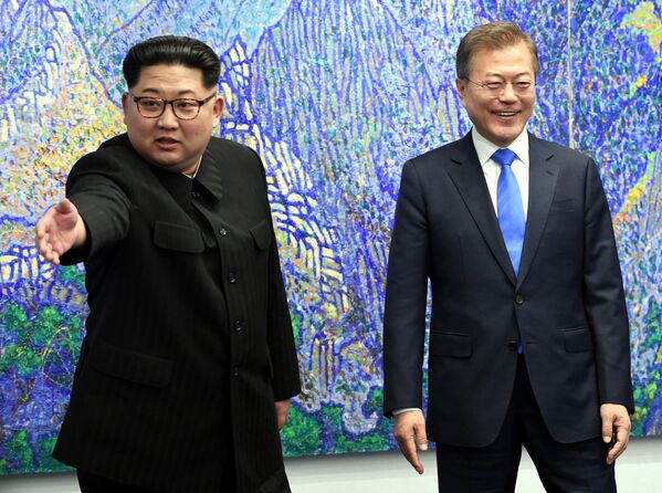 Lãnh tụ Nam-Bắc Triều Tiên Moon Jae-in và Kim Jong-un trong cuộc gặp gỡ tại làng Panmunjom, thuộc khu phi quân sự phân chia hai miền Bắc-Nam Triều Tiên. - Sputnik Việt Nam