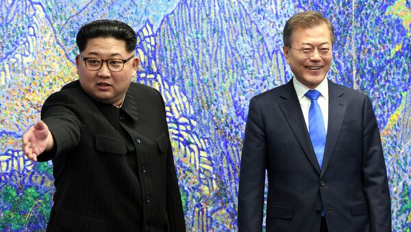 Lãnh tụ Nam-Bắc Triều Tiên Moon Jae-in và Kim Jong-un trong cuộc gặp gỡ tại làng Panmunjom, thuộc khu phi quân sự phân chia hai miền Bắc-Nam Triều Tiên. - Sputnik Việt Nam