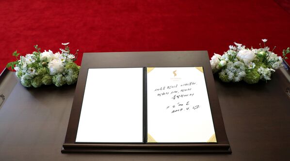 Những dòng chữ ghi chép của lãnh tụ Bắc Triều Tiên Kim Jong-un trong cuốn sách cảm tưởng của Nhà hòa bình - Sputnik Việt Nam