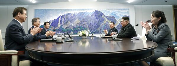 Lãnh tụ của Nam và Bắc Triều Moon Jae-in và Kim Jong-un trong cuộc gặp tại Nhà hòa bình tại làng Panmunjom, thuộc khu phi quân sự phân chia hai miền Bắc-Nam Triều Tiên. - Sputnik Việt Nam