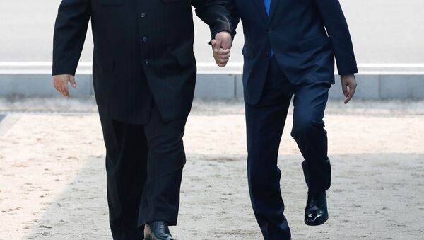 Lãnh đạo Nam và Bắc Triều Tiên Moon Jae-in và Kim Jong-un trong cuộc gặp tại Nhà hòa bình tại làng Panmunjom, thuộc khu phi quân sự phân chia hai miền Bắc-Nam Triều Tiên. - Sputnik Việt Nam