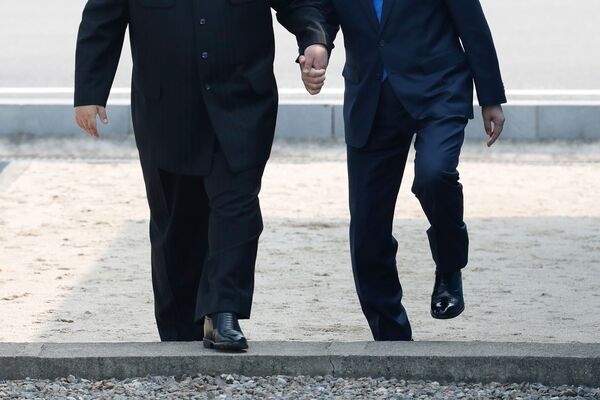 Lãnh tụ của Nam và Bắc Triều Moon Jae-in và Kim Jong-un trong cuộc gặp tại Nhà hòa bình tại làng Panmunjom, thuộc khu phi quân sự phân chia hai miền Bắc-Nam Triều Tiên. - Sputnik Việt Nam