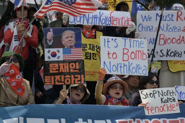 Những người phản đối Bắc Triều Tiên tại một cuộc biểu tình gần trạm kiểm soát Tongil dẫn đến làng Panmunjom - Sputnik Việt Nam