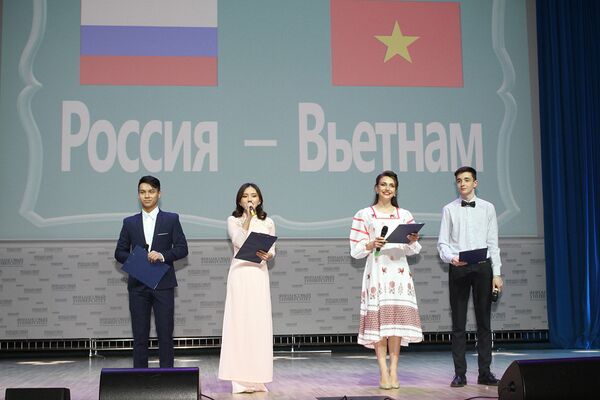 Ngày 25 tháng 4, Buổi Hòa nhạc hữu nghị Nga-Việt tại Đại học Tổng hợp Tài chính trực thuộc Chính phủ Liên bang Nga Ngày 25 tháng 4, Buổi Hòa nhạc hữu nghị Nga-Việt tại Đại học Tổng hợp Tài chính trực thuộc Chính phủ Liên bang Nga - Sputnik Việt Nam