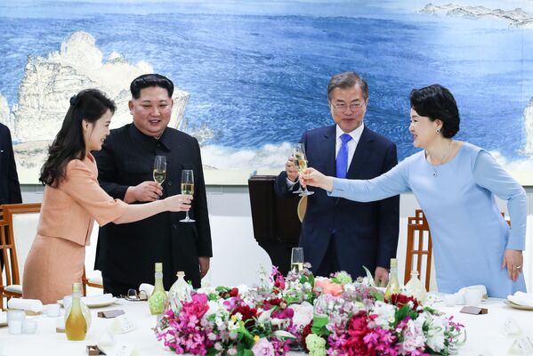 Lãnh đạo Bắc Triều Tiên và Hàn Quốc - các ông Kim Jong-un và Moon Jae-in - cùng hai phu nhân tại dạ tiệc trong hội nghị thượng đỉnh liên Triều - Sputnik Việt Nam