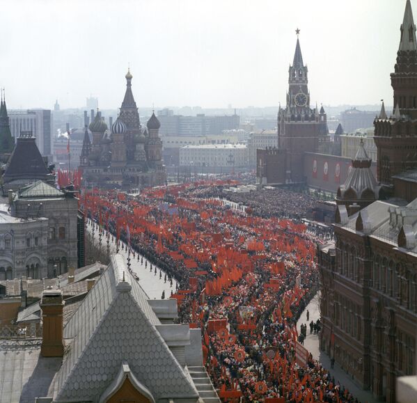 Cuộc diễu hành của công nhân trên Quảng trường Đỏ vào ngày 1 tháng 5 năm 1976 - Sputnik Việt Nam