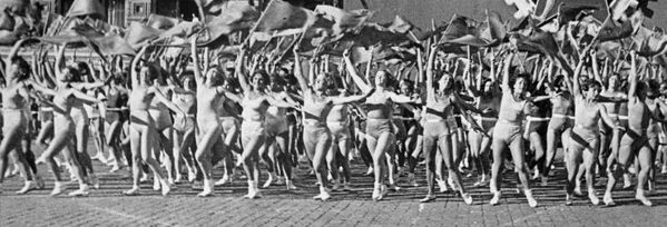 Trình diễn thể dục thể thao trên Quảng trường Đỏ, nhân dịp Ngày đoàn kết lao động quốc tế. Moskva, ngày 1 tháng 5 năm 1936 - Sputnik Việt Nam