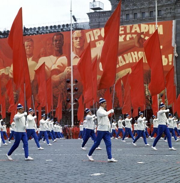 Cuộc diễu hành của vận động viên tại Quảng trường Đỏ vào ngày 1 tháng 5, 1972 - Sputnik Việt Nam