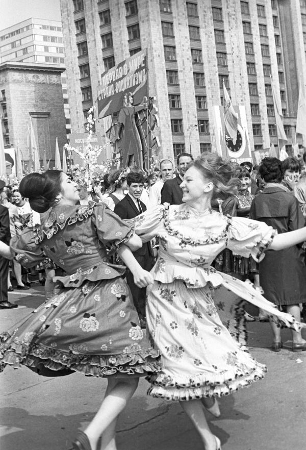 Những người tham gia lễ hội để vinh danh Ngày 1 tháng Năm ở Moskva. 1968 - Sputnik Việt Nam