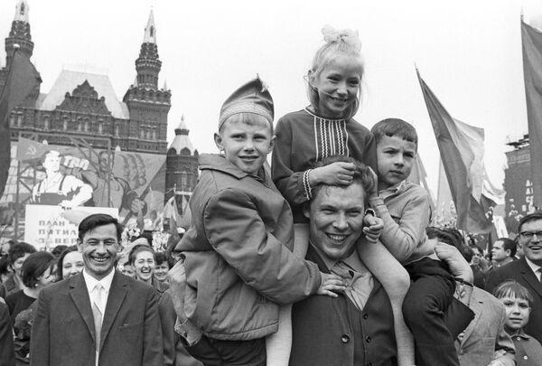Những người tham gia lễ kỷ niệm tôn vinh Ngày đoàn kết lao động Quốc tế. 1968 - Sputnik Việt Nam