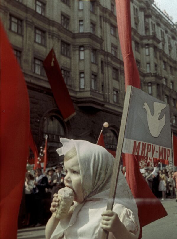 Mit tinh kỷ niệm ngày lễ 1 tháng Năm ở Moskva. 1964 - Sputnik Việt Nam