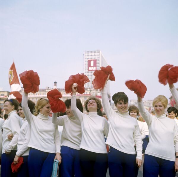 Diễu hành thể dục thể thao trên Quảng trường Đỏ vào Ngày đoàn kết lao động Quốc tế. 1969 - Sputnik Việt Nam