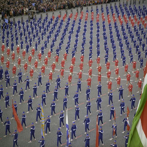 Cuộc diễu hành của các vận động viên nhân dịp lễ kỷ niệm 1 tháng Năm, trên Quảng trường Đỏ ở Moskva. 1976 - Sputnik Việt Nam