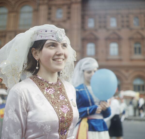 Cô gái tham gia mit tinh kỷ niệm ngày 1 tháng Năm trong trang phục truyền thống Gruzia. 1969 - Sputnik Việt Nam