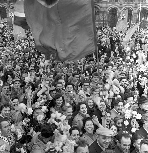 Những người tham gia lễ diễu hành của công nhân trên Quảng trường Đỏ. 1960 - Sputnik Việt Nam