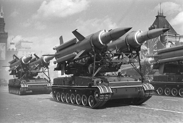 Diễu hành quân sự tại Quảng trường Đỏ ở Moskva vào ngày 1 tháng 5 năm 1967 - Sputnik Việt Nam