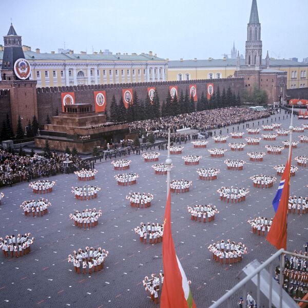 Kỷ niệm ngày 1 tháng 5. Các đoàn vận động viên tại Quảng trường Đỏ, Moskva, ngày 1 tháng 5, 1973 - Sputnik Việt Nam