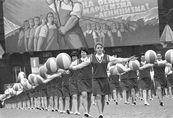 Đoàn vận động viên trên Quảng trường Đỏ. Lễ kỷ niệm Ngày đoàn kết lao động quốc tế. Ngày 1 tháng 5 năm 1970 - Sputnik Việt Nam