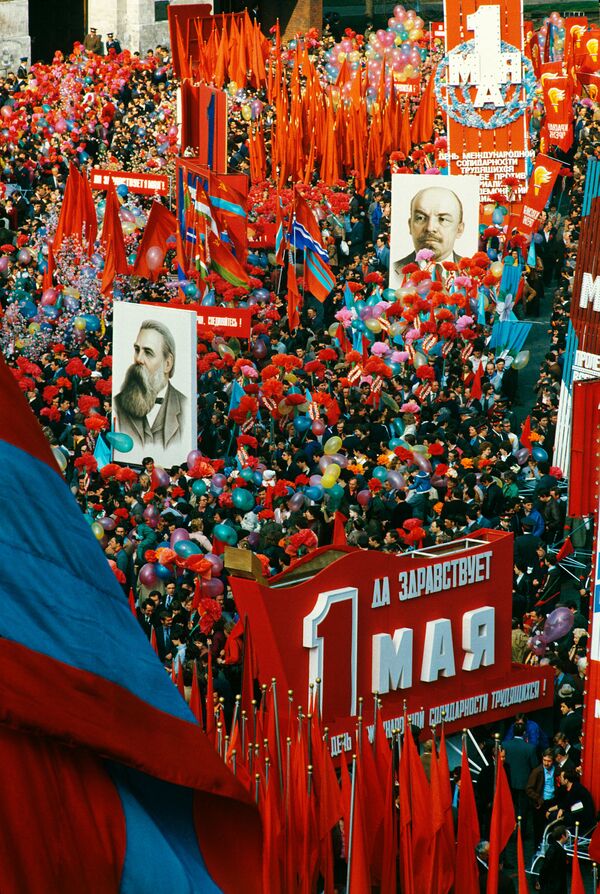 Nhiều đoàn lễ hội gồm những người tham gia mit tinh trên Quảng trường Đỏ ở Moskva, ngày 1 tháng 5 năm 1984 - Sputnik Việt Nam